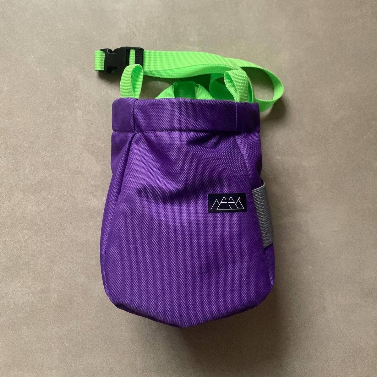 Мешочек для магнезии ЛЕЗЬ ХВАТ Кислотный фиолетовый